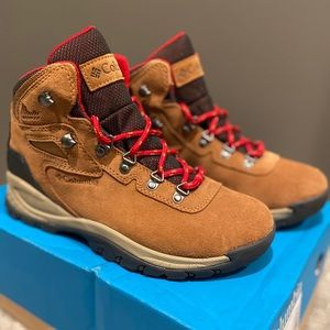 Hiking boots waterproof NWT